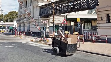 Un hombre transporta basura con un carro en la estación del FFCC Roca, en La Plata.