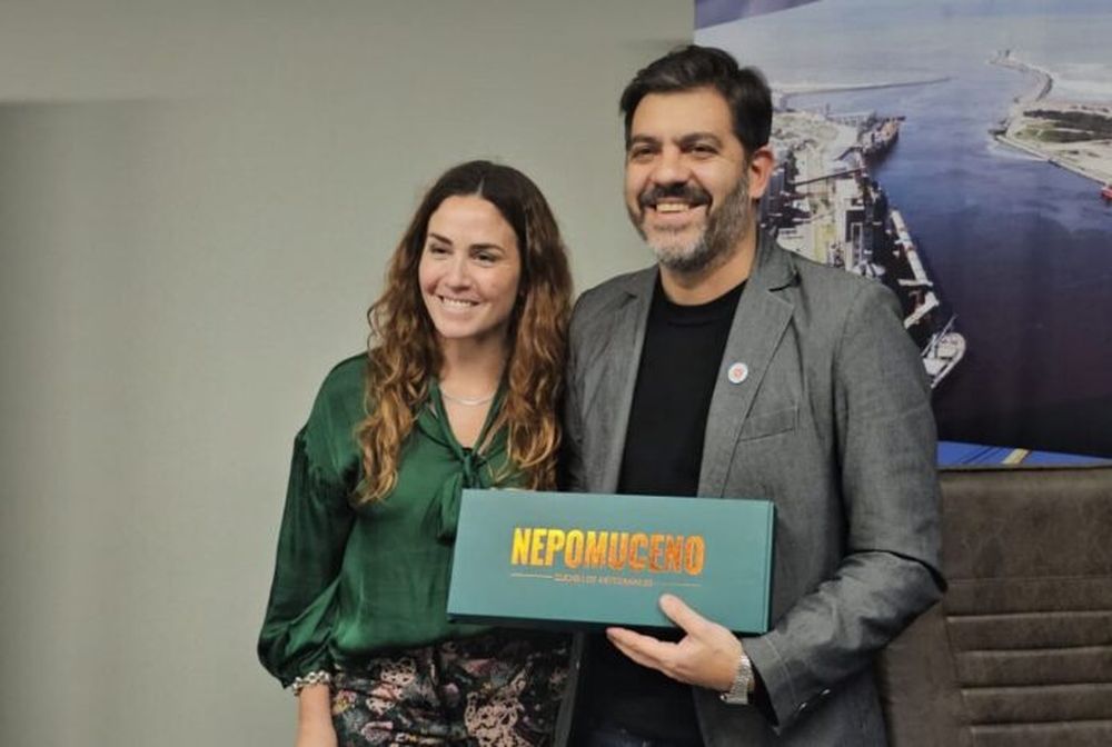La Licenciada Jimena López, Presidenta del Consorcio de Puerto Quequén, junto al ministro de Gobierno de la provincia de Buenos Aires, Carlos Bianco. (Puerto Quequén)