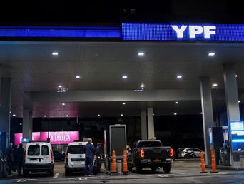Una estación de servicio de la petrolera estatal YPF. Una estación de servicio de la petrolera estatal YPF.