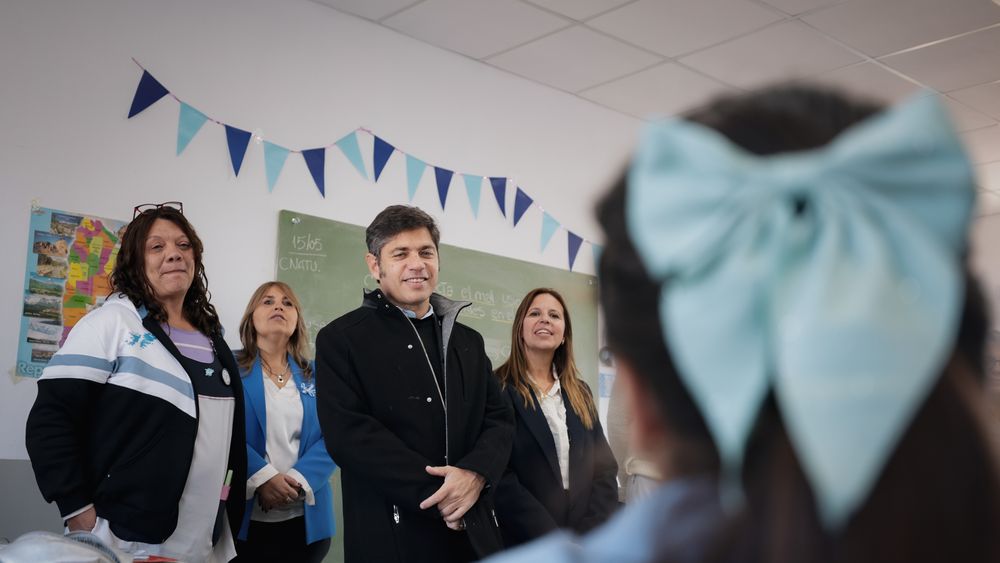 Kicillof, con docentes y alumnos de la primaria 6 de San Vicente. Kicillof, con docentes y alumnos de la primaria 6 de San Vicente.