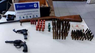 Las armas halladas en la casa de Enrique Vacaro, el hombre que disparó.