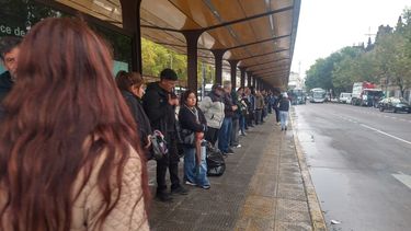 Ususarios esperan un ómnibus que tarda más en llegar: Buenos Aires, abril de 2026.