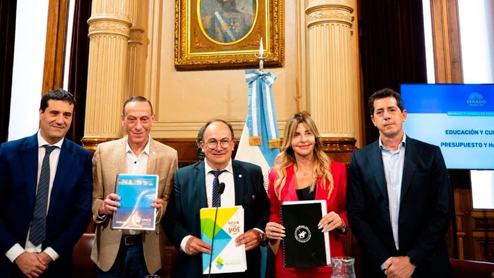Los intendentes Salomón y Fassi junto a los senadores Maximiliano Abad y Wado De Pedro.&nbsp;