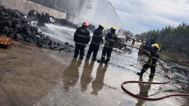 Incendio en la fábrica Bolsaflex del Polo Industrial de Carlos Spegazzini, en Ezeiza.