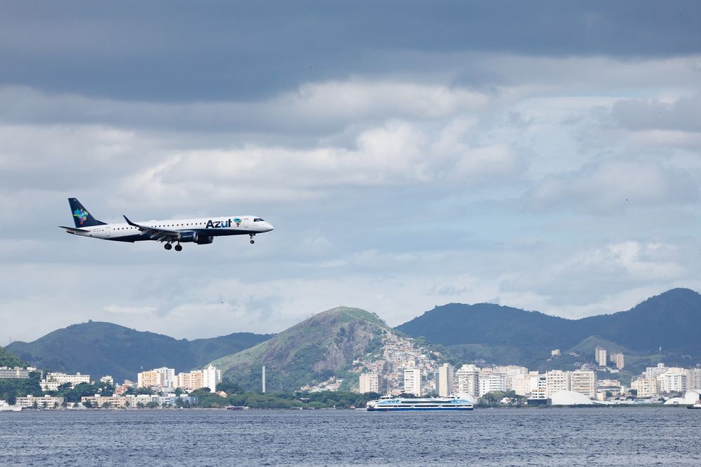 Un avión de Azul Airlines vuela sobre la bahía de Guanabara, en Río de Janeiro. (Agencia Xinhua)