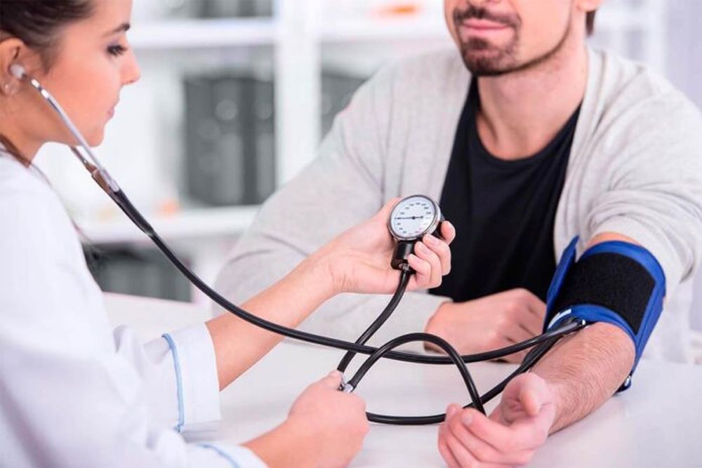 En etapas iniciales de la hipertensión, la persona carece de sintomatología.