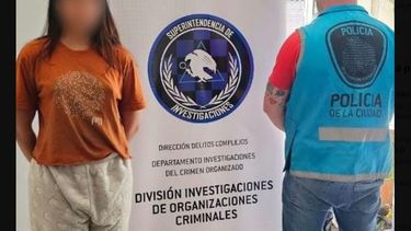 Josefina, la joven acusada de asaltar hombre bajo la modalidad viuda negra, detenida en su casa de Ingeniero Budge.