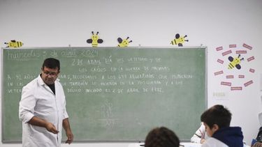 Un maestro al frente de una clase.