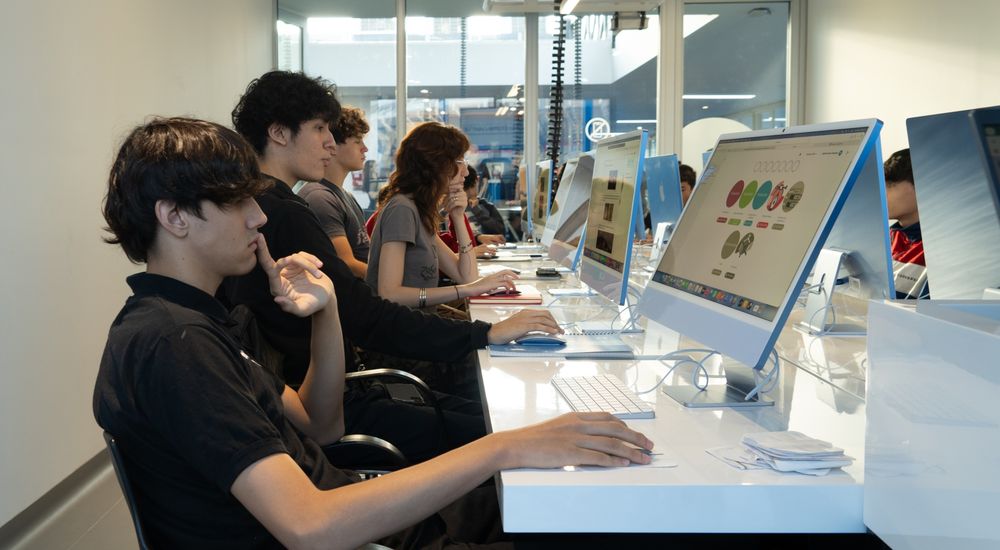 En cada una de las 8 salas hay 15 computadores MAC de última generación. En cada una de las 8 salas hay 15 computadores MAC de última generación.