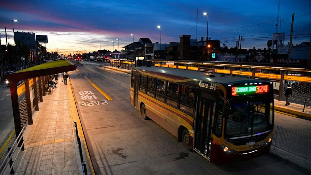 Un colectivo transita por el Área Metropolitana. Un colectivo transita por el Área Metropolitana.