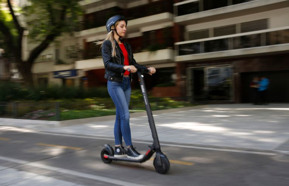 Para circular en monopatines eléctricos es obligatorio el uso de casco y tener más de 16 años, entre otras cuestiones.