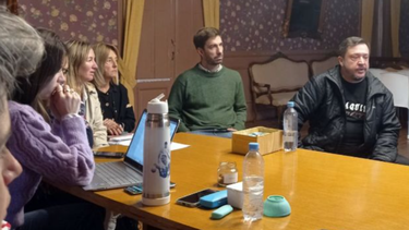 La reunión que se realizó el martes en el Concejo Deliberante de Mercedes, con la presencia del escritor Hernán Casciari y del intendente Juan Ustarroz. (www.noticiasmercedinas.com)