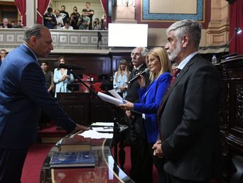 Berni y Magario, cuando le Vice le tomó juramento al Senador. Berni y Magario, cuando le Vice le tomó juramento al Senador.