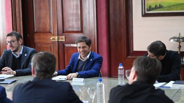 El gobernador de la provincia de Buenos Aires, Axel Kicillof, junto al presidente del Banco Provincia, Juan Cuattromo, el acto de firma de contratos de leasing por $4.278 millones para la compra de bienes de capital en siete municipios bonaerenses. (Gobierno PBA)