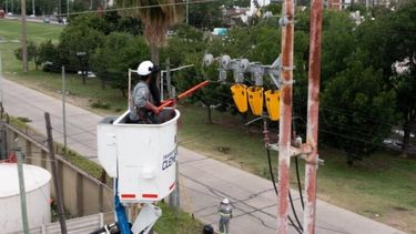 Un operario de Edesur trabajando en la calle.