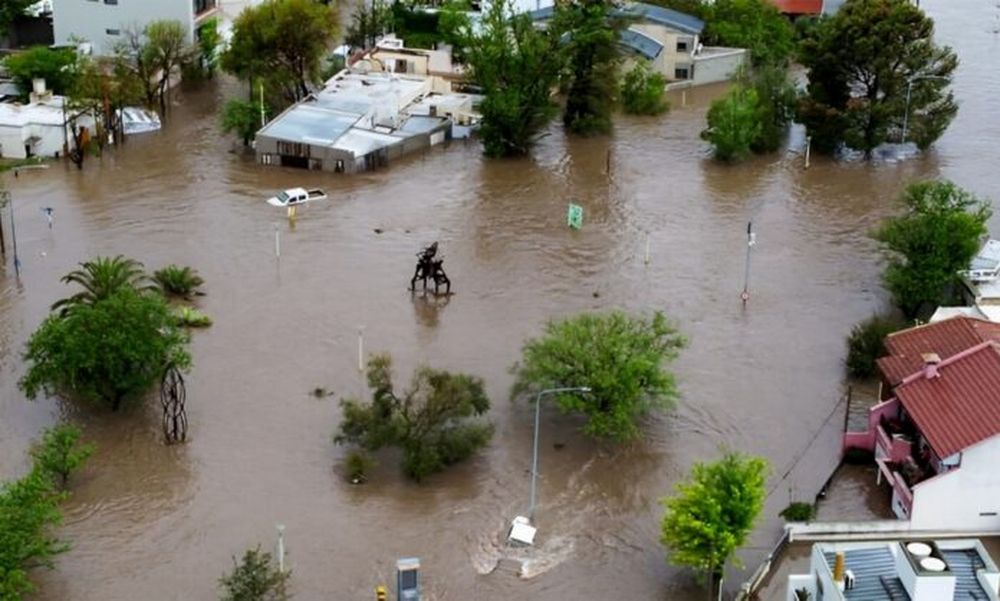 La tormenta que afectó a Bahía Blanca dejó al menos diez muertos y hubo miles de evacuados. (La Brújula 24)