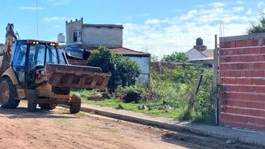 Javier Milei reduce los fondos para programas en barrios populares financiados por el Impuesto PAÍS.