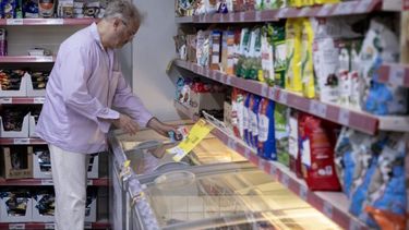 Un hombre realiza compras. (Xinhua/Martín Zabala)