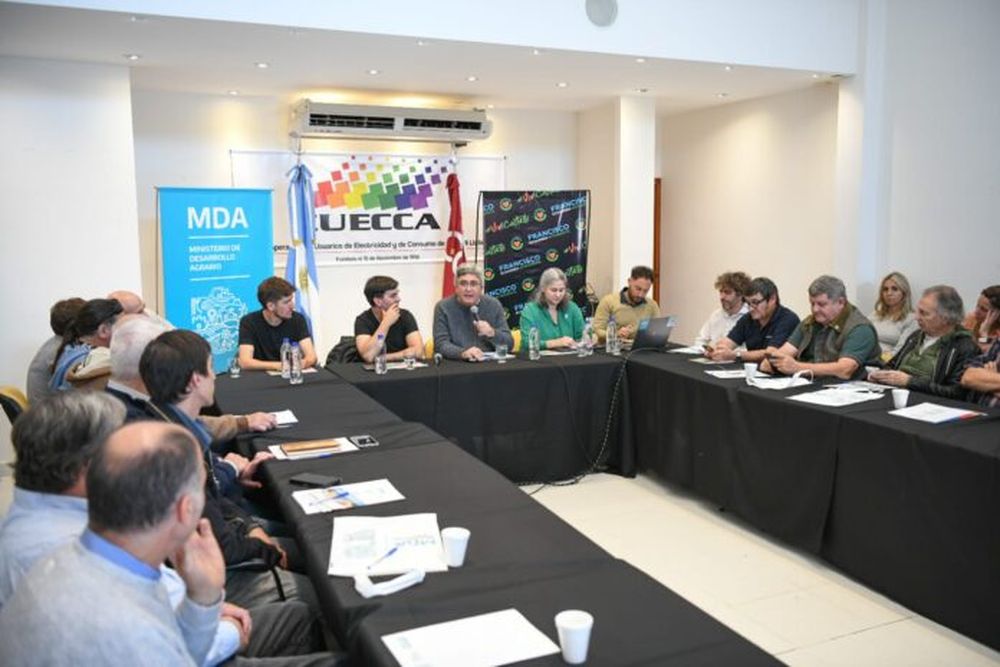 El ministro Javier Rodríguez en el encuentro de cooperativas en Castelli. (Prensa PBA)