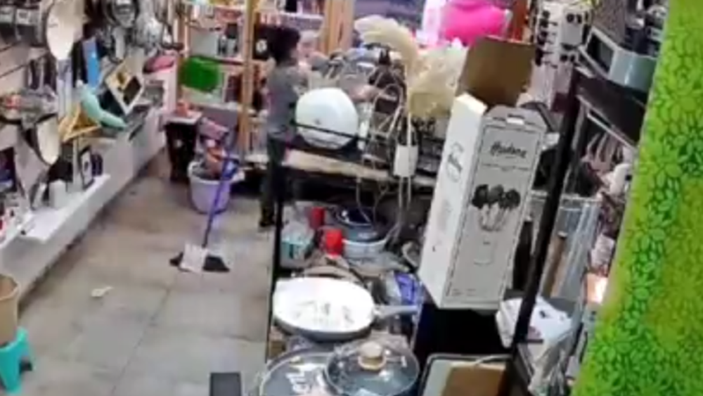 Imágenes captadas del video del robo, que se viralizó en redes sociales y medios de comunicación.