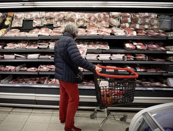 Una mujer frente a la góndola de la carne en un supermercado. (Agencia Xinhua) Una mujer frente a la góndola de la carne en un supermercado. (Agencia Xinhua)