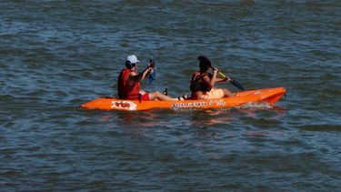 No se recomienda que dos personas salgan juntas en un mismo kayak, por si ocurre alguna eventualidad en el mar. (DIB)