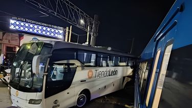 El micro de Tienda León fue impactado por la formación del Roca en Monte Grande y se investigan las causas. (Minuto Uno)