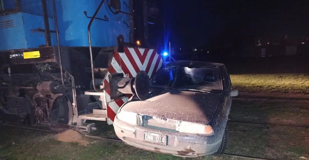 Los ocupantes del vehículo pudieron salir ilesos fundamentalmente porque el tren circulaba por Bahía Blanca a baja velocidad.