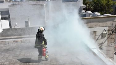 Personal de bomberos locales apagando el siniestro. (La Opinión)