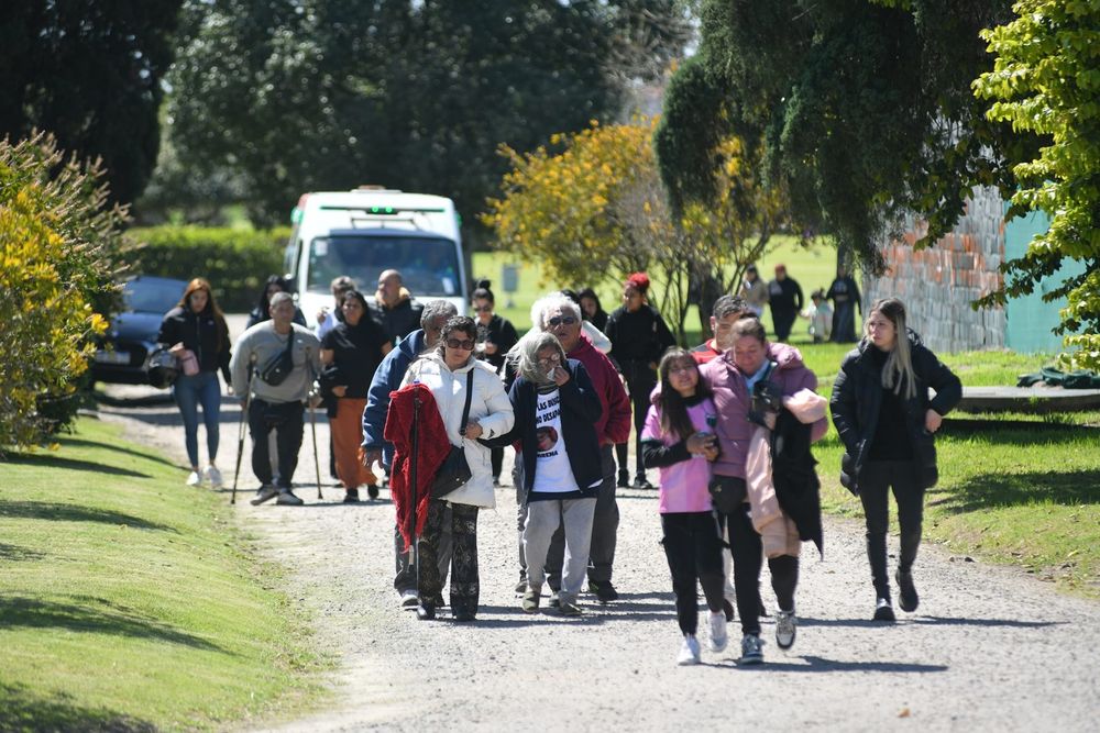 Las familias de Brenda Del Castillo y&nbsp;Morena Verdi en el cementerio Las Praderas.&nbsp;