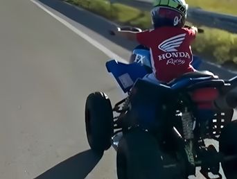 El nene de cinco años en la conducción ilegal del cuatriciclo. El nene de cinco años en la conducción ilegal del cuatriciclo.