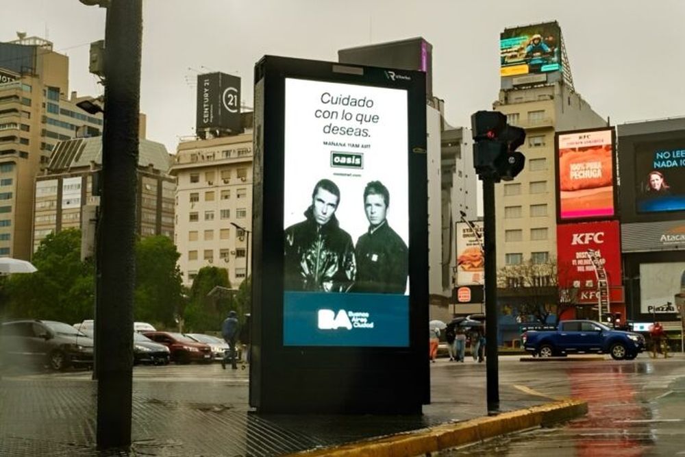 Los carteles luminosos que ayer anticipaban los recitales. (Instagram)