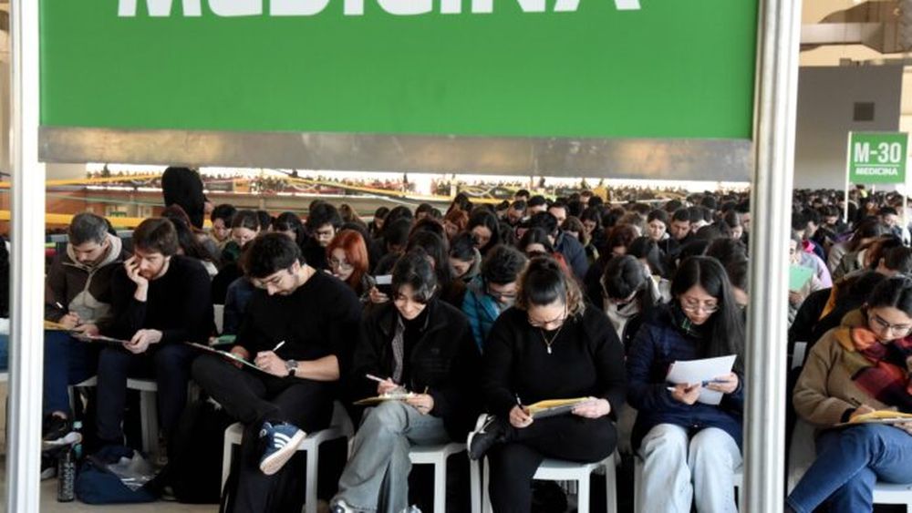 Médicos haciendo un examen de residencia. Médicos haciendo un examen de residencia.