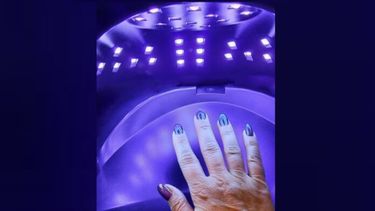 Un ciclo típico de manicura lleva unos 4 minutos de exposición a la cabina de secado rápido. (Foto: Gentileza investigadores/María Lorena Cortez).