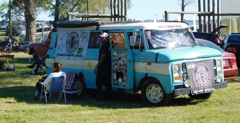 Una van Chevrolet transformada en camper.