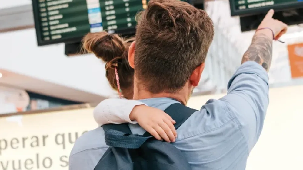 Un viajero en el aeropuerto.