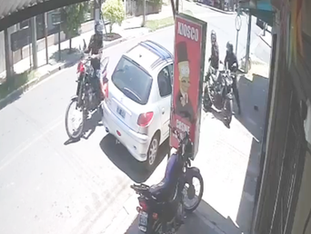 Terror en Haedo durante el robo de una moto. (Imagen de video) Terror en Haedo durante el robo de una moto. (Imagen de video)