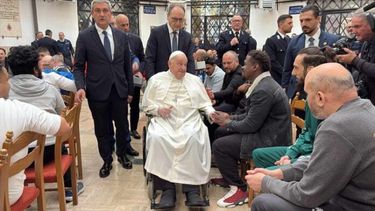 Francisco visitó a unos 70 reclusos de la cárcel Regina Coeli y rezó un Padre Nuestro con ellos. (Oficina del Prensa del Vaticano)