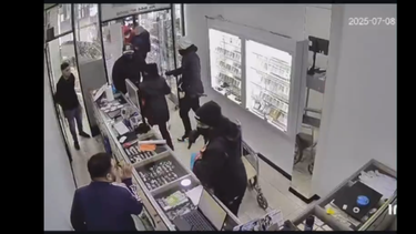 Imagen captada por las cámaras de seguridad de la joyería asaltada en Quilmes.
