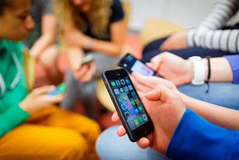 Alertan que la sobreexposición a pantallas desplaza otras experiencias claves para el desarrollo.