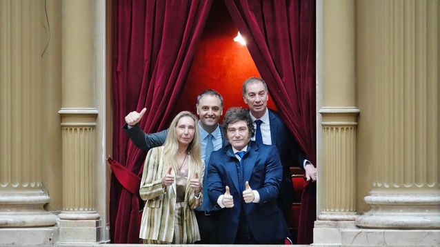El presidente Javier Milei junto a su hermana Karina, Secretaria General de la Presidencia; el Jefe de Gabinete, Manuel Adorni; y el ministro del Interior, Diego Santilli.&nbsp;