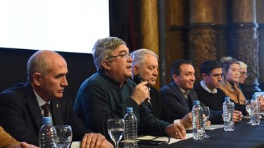 Javier Rodríguez habla junto al intendente platense Julio Alak. (Prensa MDA)