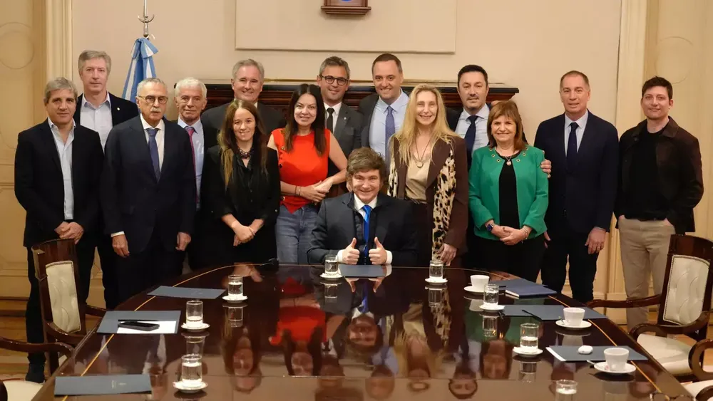 Milei con su equipo, tras la reunión de gabinete del año pasado. Milei con su equipo, tras la reunión de gabinete del año pasado.