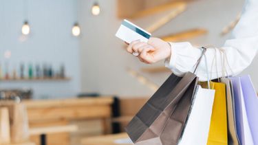 Las compras con tarjeta en los comercios.