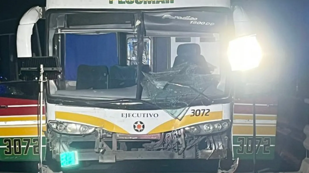 Uno de los micros con hinchas de Estudiantes que protagonizó el triple choque en la Ruta 8.