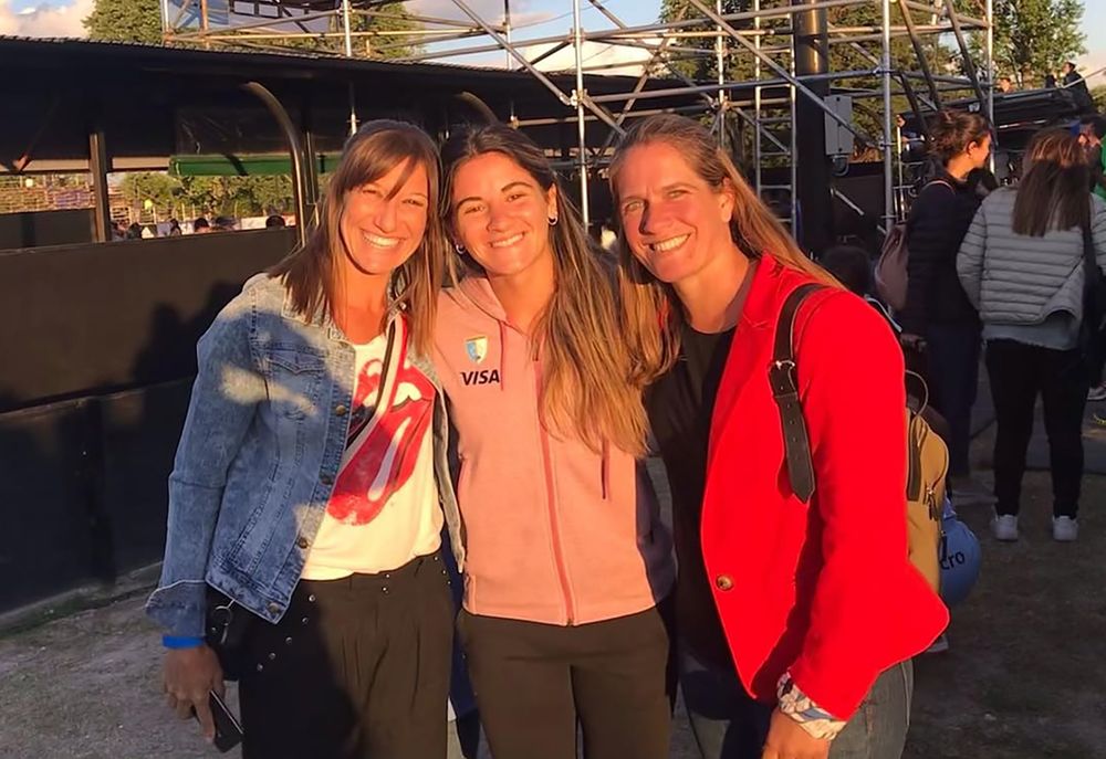 Victoria Granatto, junto a Marin&eacute; Russo y Laura Maiztegui, en 2019, cuando Las Leonas jugaron en Santa B&aacute;rbara.