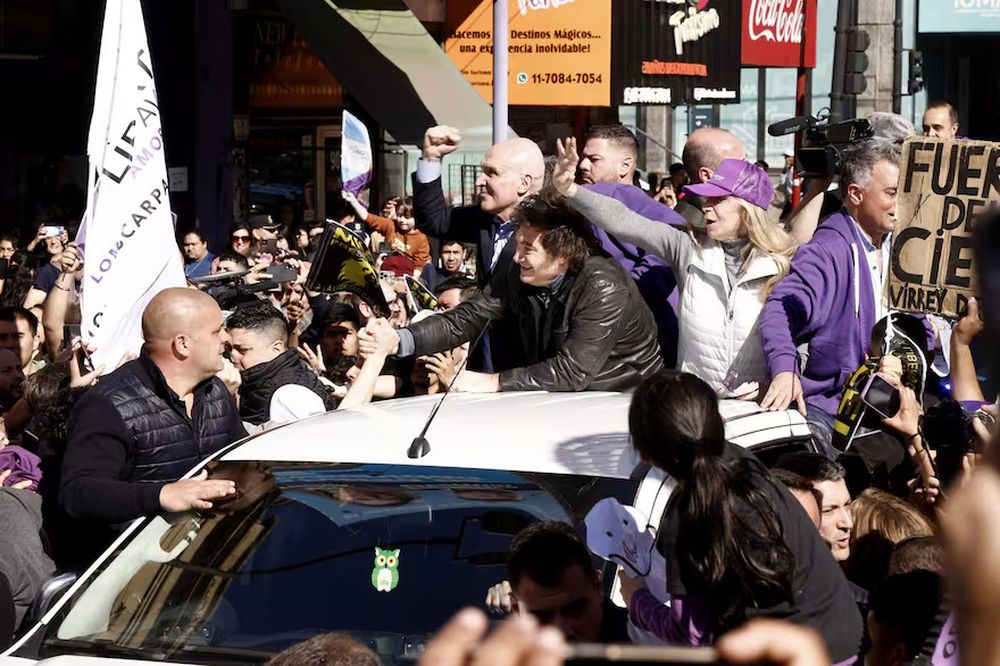Milei durante la fallida caravana en Lomas de Zamora.&nbsp;