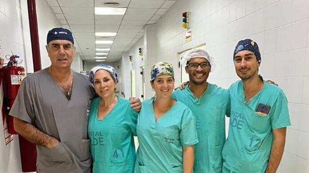 El equipo que estuvo al frente de la primera intervención de masculinización del tórax en el hospital Wilde. - Ministerio de Salud PBA -