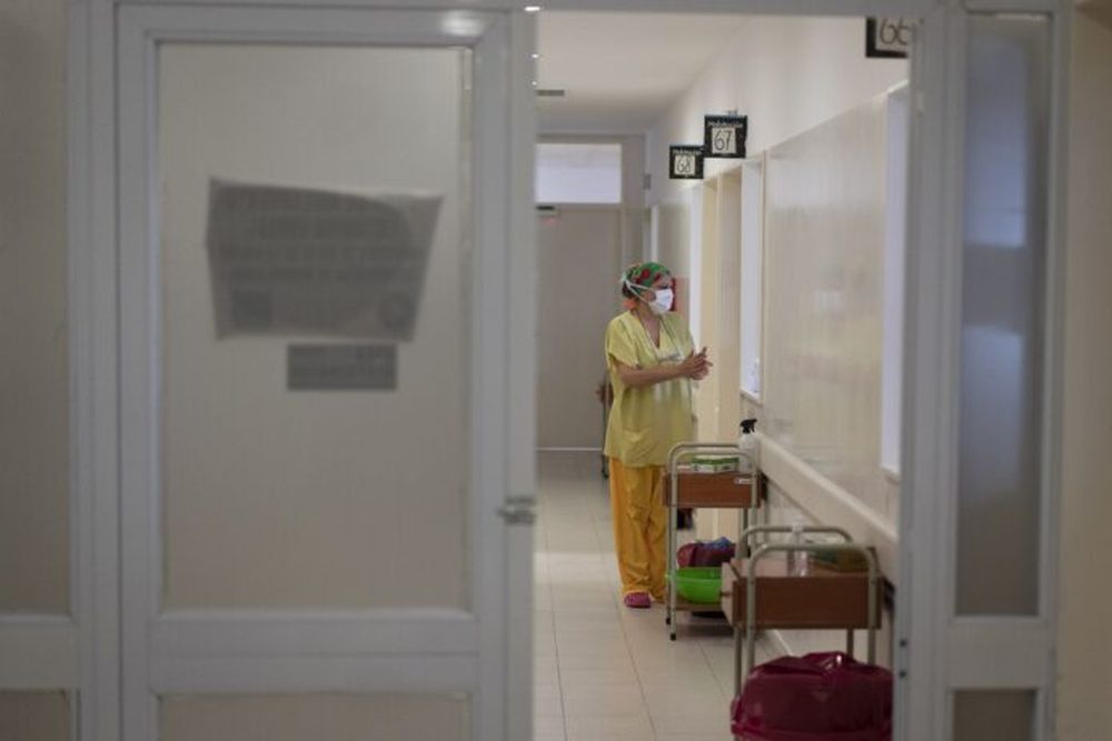 Un empleado de salud desinfectando sus manos con gel. (Agencia Xinhua)