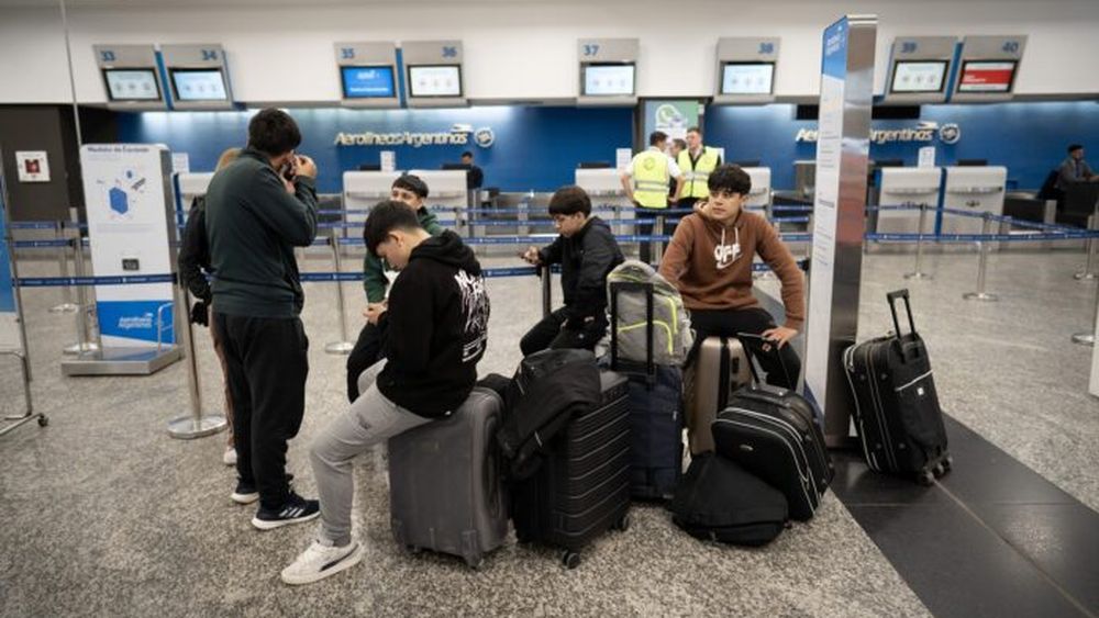Personas esperan frente al área de registro tras la cancelación de vuelos. (Xinhua)